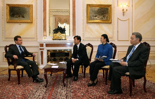俄罗斯总统梅德韦杰夫访华前夕,在克里姆林宫接受新华社、人民日报和中央电视台记者的联合采访,回答了有关中俄关系等问题,期待中国之行取得充实和建设性的成果。图为5月20日梅德韦杰夫总统(左一)在克里姆林宫接受中国记者采访。 新华社记者 沈伯韩 摄