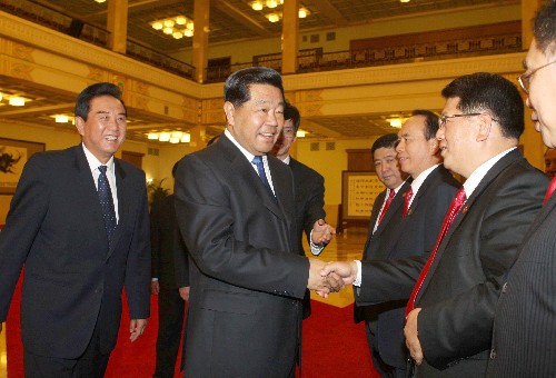 6月2日,全国台湾同胞投资企业联谊会第二次会员代表大会在北京举行。中共中央政治局常委、全国政协主席贾庆林会见与会全体代表,并发表讲话。新华社记者 刘卫兵 摄