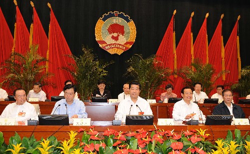 7月2日,政协十一届全国委员会常务委员会第二次会议在北京开幕。中共中央政治局常委、全国政协主席贾庆林主持开幕会。 新华社记者 高洁 摄