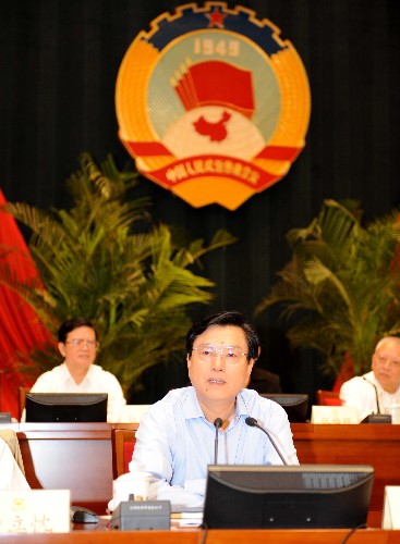 7月2日,政协十一届全国委员会常务委员会第二次会议在北京开幕。中共中央政治局常委、全国政协主席贾庆林主持开幕会。中共中央政治局委员、国务院副总理张德江到会作了关于当前经济形势和国有企业改革、就业再就业、社会保障工作的报告。 新华社记者 高洁 摄