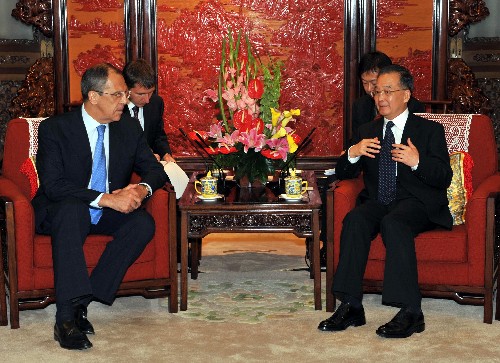 7月21日,国务院总理温家宝在北京中南海紫光阁会见俄罗斯外长拉夫罗夫。 新华社记者 樊如钧 摄