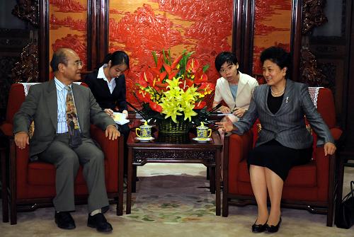 8月9日,中共中央政治局委员、国务委员刘延东在北京中南海会见联合国教科文组织总干事松浦晃一郎。新华社记者 李学仁 摄