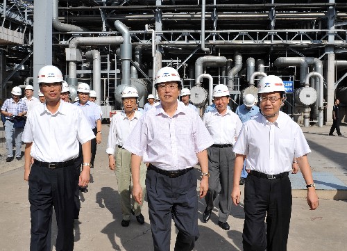 9月2日,中共中央政治局委员、国务院副总理张德江在燕山石化公司考察。 新华社记者 刘建生 摄