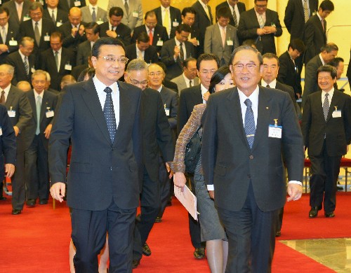 9月23日,中共中央政治局常委、国务院副总理李克强在北京人民大会堂会见以会长张富士夫为团长的日中经济协会代表团。这是李克强与张富士夫(前右一)等一同步入会谈大厅。 新华社记者 刘卫兵 摄