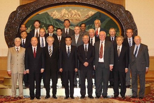 9月23日,中共中央政治局常委、国务院副总理李克强在北京人民大会堂会见来华出席国际矿物加工大会的外方代表。 新华社记者 刘卫兵 摄