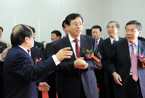 10月13日,中共中央政治局委员、国务院副总理张德江在听取贵广快速铁路建设情况汇报。 当日,贵广快速铁路动工仪式在广西桂林举行。贵阳至广州快速铁路全长857公里,项目投资估算总额为858亿元,由铁道部和贵州、广西、广东三省区共同投资兴建。 新华社记者 陈瑞华 摄