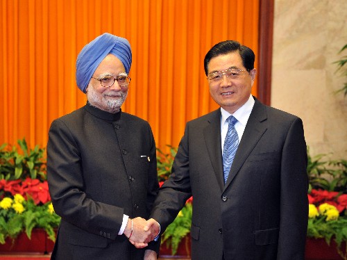 10月25日,中国国家主席胡锦涛在北京人民大会堂会见前来出席第七届亚欧首脑会议的印度总理辛格。 新华社记者樊如钧摄
