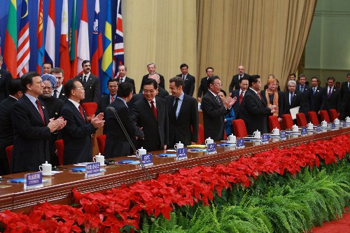 10月24日,第七届亚欧首脑会议在北京人民大会堂开幕。中国国家主席胡锦涛和与会领导人步入会场后准备就座。 新华社记者 鞠鹏 摄