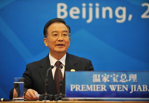 这是中国国务院总理温家宝在记者招待会上。新华社记者 刘建生 摄