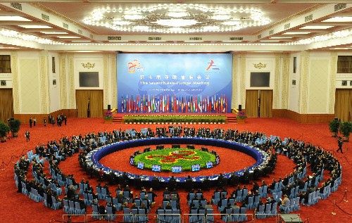 10月25日,为期2天的第七届亚欧首脑会议在北京人民大会堂隆重闭幕。国务院总理温家宝主持闭幕式并致闭幕词。 新华社记者黄敬文摄
