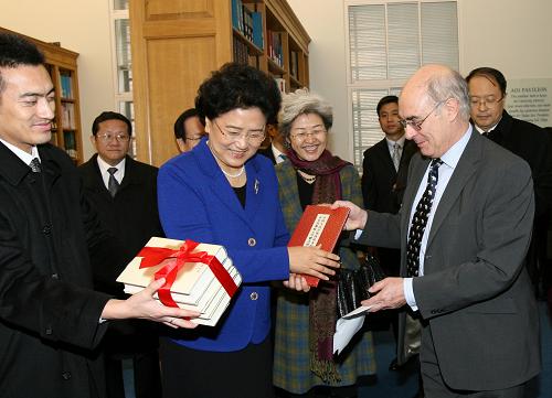 11月21日,在英国进行访问的中国国务委员刘延东(前左二)参观英国剑桥大学时向校方赠送图书。刘延东近日相继考察了剑桥大学、诺丁汉大学、华威大学、韦斯特伍德中学和卡尔汉姆科研中心联合欧洲环项目等教育和科研机构。 新华社记者 谢秀栋 摄