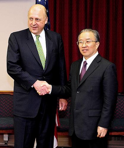 12月15日,中国国务委员戴秉国(右)与美国常务副国务卿内格罗蓬特握手。当天,戴秉国和内格罗蓬特在美国首都华盛顿共同主持第六次中美战略对话。 新华社记者 张岩 摄