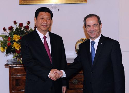 2月22日,正在马耳他访问的中国国家副主席习近平在瓦莱塔同马耳他总理贡齐举行会谈。 新华社记者 黄敬文 摄
