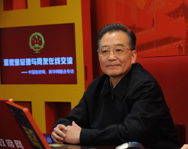 2月28日15时,中共中央政治局常委、国务院总理温家宝与网友在线交流并接受中国政府网、新华网联合专访。中国政府网和新华网将全程进行文字和视频直播。图为温家宝接受中国政府网和新华网联合访谈,同网民在线交流。新华社记者 李学仁 摄