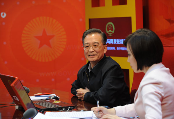 2月28日15时,中共中央政治局常委、国务院总理温家宝与网友在线交流并接受中国政府网、新华网联合专访。中国政府网和新华网将全程进行文字和视频直播。图为温家宝回答网友问题。新华社记者 李学仁 摄