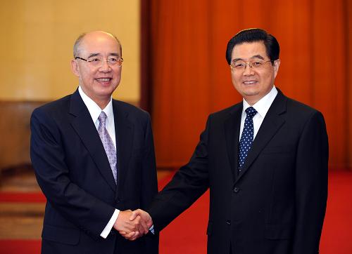 5月26日,中共中央总书记胡锦涛在北京人民大会堂会见中国国民党主席吴伯雄和他率领的国民党大陆访问团全体成员,并同吴伯雄举行会谈。这是胡锦涛同吴伯雄亲切握手。 新华社记者 饶爱民 摄