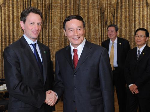 4月2日,中国国务院副总理王岐山陪同国家主席胡锦涛出席二十国集团领导人第二次金融峰会期间在伦敦会见美国财政部长盖特纳。 新华社记者 李学仁 摄