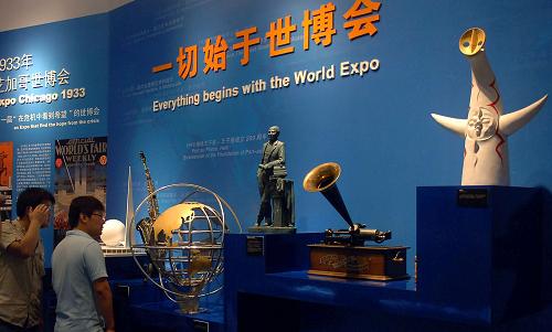 7月5日,参观者在观看展览。当日,“走进世博会——中国2010年上海世博会暨世博会历史回顾展览”在首都博物馆举行。展览通过模型、图片、实物等方式介绍了上海世博会筹备工作的最新进展,以及世博会发展历史。新华社记者 公磊 摄