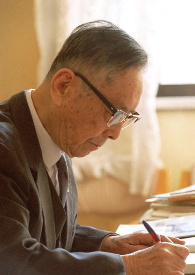 这是任继愈在伏案笔耕。7月11日4时30分,著名哲学家、宗教学家、历史学家、国家图书馆名誉馆长任继愈先生因病医治无效,在北京医院逝世,享年93岁。新华社发