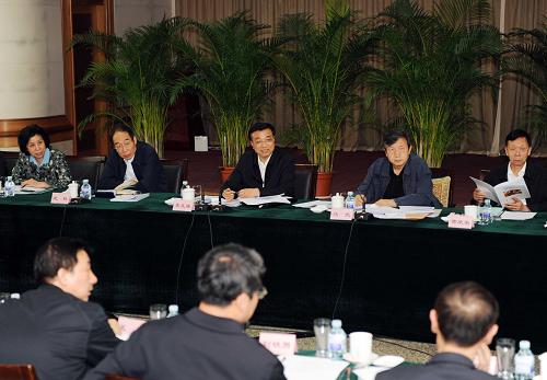 5月4日,中共中央政治局常委、国务院副总理李克强在卫生部召开座谈会,听取院士专家意见,检查联防联控机制工作情况。新华社记者 饶爱民 摄
