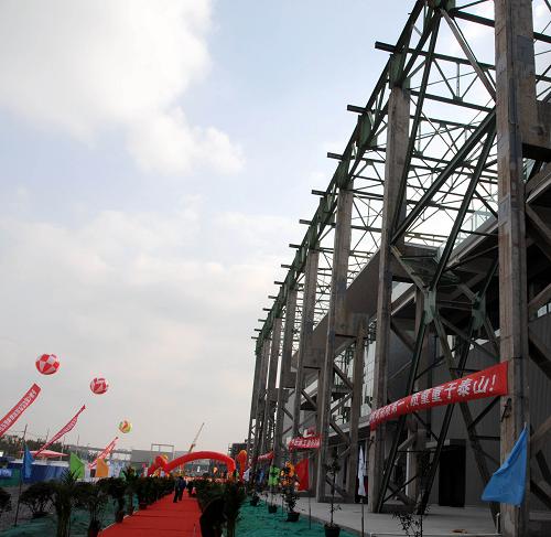 这是可容纳11个国家联合参展的上海世博会中南美洲联合馆一角(11月2日摄)。中南美洲联合馆是由一座老厂房改造而成。当日,距离中国2010年上海世界博览会开幕还有180天,世博园区全部11个联合馆和37个租赁馆宣告完工交付布展。上海市政府副秘书长、上海世博会事务协调局局长洪浩介绍,世博会所有的联合馆和租赁馆都由组织者负责建设,其中联合馆免费向发展中国家提供,全部11个联合馆大约可容纳146个参展方,加上37个已竣工的租赁馆,这意味着在上海世博会已确认参展的242个国家和国际组织中,已有近八成参展方有了自己的“世博之家”。新华社记者 吴宇 摄