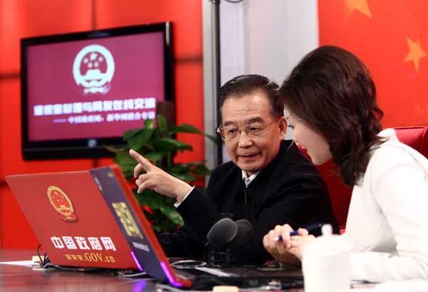 2月27日下午3时,中共中央政治局常委、国务院总理温家宝接受中国政府网、新华网联合专访,与广大网友在线交流。新华社记者 刘卫兵 摄