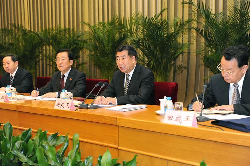 10月10日,中共中央政治局委员、国务院副总理回良玉在北京出席全国集体林权制度改革百县经验交流会并发表讲话。 新华社记者 马占成 摄