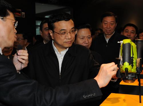 中共中央政治局常委、国务院副总理李克强近日在江苏考察。这是2月22日,李克强在江苏苏州生产电动工具的宝时得机械(中国)有限公司考察工作时,公司负责人向李克强介绍他们的新产品。新华社记者 李学仁 摄