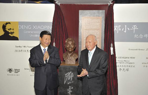 11月14日,正在新加坡访问的国家副主席习近平与新加坡内阁资政李光耀共同出席在新加坡河畔举行的邓小平纪念碑揭幕仪式。新华社记者 黄敬文 摄