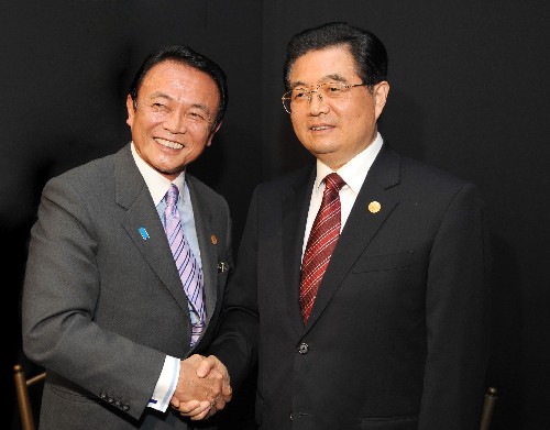 2008年11月22日,国家主席胡锦涛在秘鲁首都利马会见日本首相麻生太郎。新华社记者 樊如钧 摄