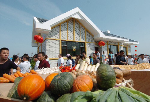 2008年8月26日,市民在参观节能农家住房样板间。当日,第七届中国长春国际农业食品博览(交易)会开幕。本届农博会由农业部、吉林省人民政府和长春市政府联合主办。展会以“科技与绿色、交流与发展”为主题,以“引领现代农业、扩大经贸交流、推动产业发展、构建新型农村”为宗旨,搭建交流合作平台,加快农民增收致富的步伐,推动长春乃至吉林农业走向世界的进程。新华社记者 邵守志 摄