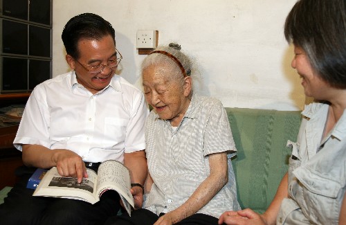 8月3日,中共中央政治局常委、国务院总理温家宝来到位于中关村的何泽慧家,看望这位93岁的核物理学家。何泽慧院士是“中国原子弹之父”钱三强的夫人,曾经和钱三强一起发现了铀核三分裂、四分裂现象,被誉为“中国的居里夫妇”。 新华社记者 黄敬文 摄