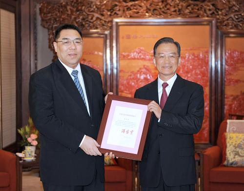 8月11日,中国国务院总理温家宝在北京中南海会见新当选的澳门特别行政区第三任行政长官崔世安,并向崔世安颁布任命他为澳门特别行政区第三任行政长官的国务院令。 新华社记者 马占成 摄