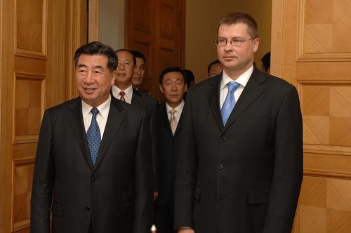 8月31日,在拉脱维亚首都里加,中国国务院副总理回良玉(左)同拉脱维亚总理东布罗夫斯基斯抵达会谈现场。当日,回良玉在里加同拉脱维亚总理东布罗夫斯基斯举行会谈。 新华社记者 杨德洪 摄