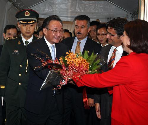 9月8日,正在美国进行访问的中国全国人大常委会委员长吴邦国抵达美国首都华盛顿访问。图为吴邦国抵达饭店时接受献花。 新华社记者 刘卫兵 摄