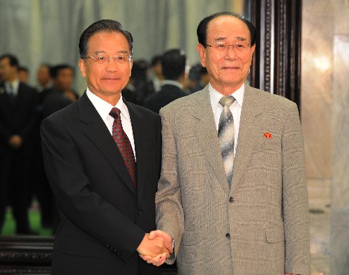10月5日,正在朝鲜进行正式友好访问的中共中央政治局常委、国务院总理温家宝在平壤会见朝鲜最高人民会议常任委员会委员长金永南。 新华社记者 樊如钧 摄