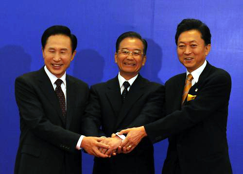 10月10日,第二次中日韩领导人会议在北京人民大会堂举行。中国国务院总理温家宝主持会议。韩国总统李明博、日本首相鸠山由纪夫出席会议。这是会议正式开始前,温家宝、李明博和鸠山由纪夫在人民大会堂握手合影。新华社记者 黄敬文 摄