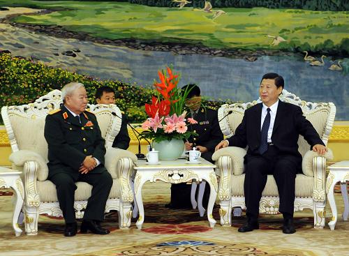 10月26日,中共中央政治局常委、国家副主席习近平在北京人民大会堂会见来访的越南共产党中央书记处书记、中央军事党委委员、总政主任黎文勇大将。 新华社记者 李涛 摄