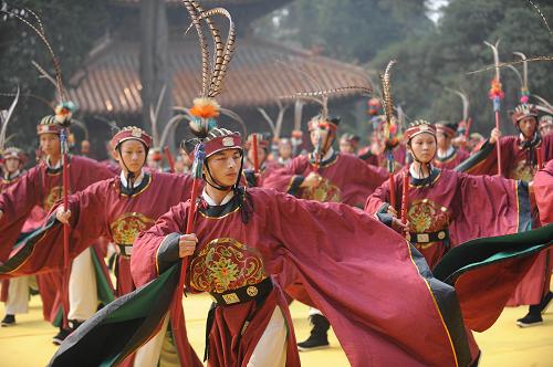 9月28日,在曲阜孔庙大成殿前,祭祀人员参照明代礼制表演祭孔礼乐。当日,曲阜举行盛大祭孔大典,纪念我国春秋时期伟大的思想家、教育家、儒家学派创始人孔子诞辰2560周年。新华社记者 范长国 摄