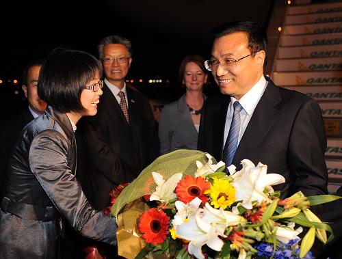 10月29日,中国国务院副总理李克强抵达悉尼,开始对澳大利亚进行正式访问。澳大利亚副总理朱莉娅·吉拉德到机场迎接。这是李克强在机场接受献花。新华社记者 刘建生 摄