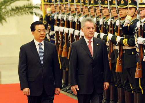 1月20日,中国国家主席胡锦涛在北京人民大会堂举行仪式,欢迎奥地利总统菲舍尔访华。 新华社记者 李涛 摄