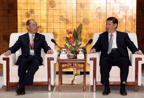 4月10日,国家副主席习近平在海南省博鳌会见出席博鳌亚洲论坛2010年年会的台湾两岸共同市场基金会最高顾问钱复。新华社记者 樊如钧 摄