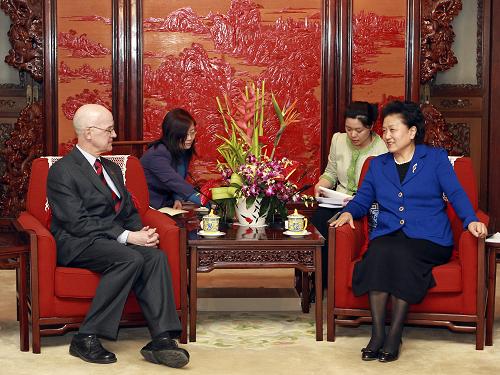4月12日,国务委员刘延东在北京中南海紫光阁会见到访的英国牛津大学校长安德鲁·哈密尔顿一行。新华社记者 谢环驰摄