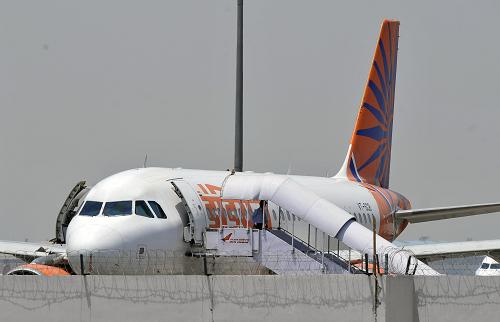 5月22日,一架印度航空公司的客机停在新德里英迪拉·甘地国际机场内。印航发言人在飞机失事发生后表示,印航目前的国内国际航班基本保持正常运行。印度航空公司一架波音737飞机22日早上从迪拜机场起飞,在印度南部降落时失事。机上乘客和机组人员共166名,其中158人遇难,8人幸存。新华社记者 王晔 摄
