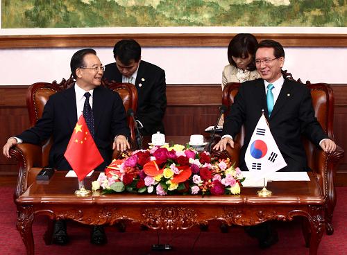 5月28日,中国国务院总理温家宝在首尔会见韩国国会议长金炯旿。 新华社记者 庞兴雷 摄