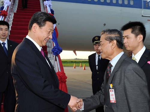 6月15日,国家副主席习近平抵达万象,开始对老挝进行正式访问。这是老挝主席府部长苏班到机场迎接习近平副主席。新华社记者 饶爱民 摄