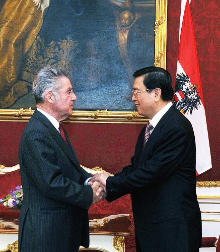 6月17日,奥地利总统菲舍尔(左)在维也纳总统府会见到访的中国国务院副总理张德江。新华社记者 刘钢 摄
