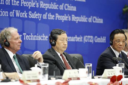 6月19日,国务委员兼国务院秘书长马凯在北京出席“2010年应急管理国际研讨会”。 新华社记者丁林摄
