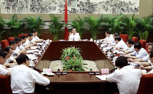 8月17日,国务院总理、国务院振兴东北地区等老工业基地领导小组组长温家宝在北京主持召开领导小组第二次全体会议。国务院副总理、国务院振兴东北地区等老工业基地领导小组副组长李克强,国务院副总理回良玉出席会议。 新华社记者 刘建生 摄