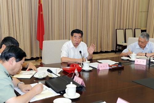 8月16日,中共中央政治局委员、国务院副总理回良玉主持召开国务院舟曲特大山洪泥石流灾害抢险救援指导协调小组第六次会议,进一步研究部署抗灾救灾重点任务和灾后重建前期工作。新华社记者 张铎 摄